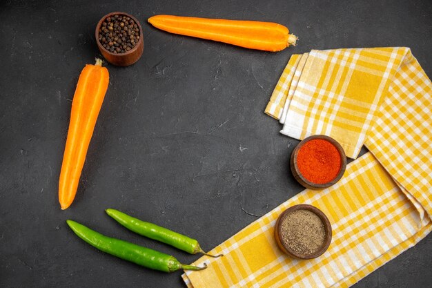 Top vue rapprochée légumes nappe à carreaux carottes piments épicés