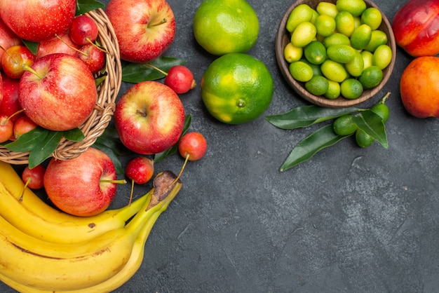 Top vue rapprochée panier de fruits de pommes cerises bananes nectarines agrumes mandarines