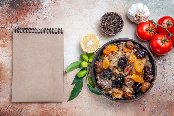 Photo gratuit top vue rapprochée pilaf pilaf poivrons noirs citron poivre ail tomates crème cahier