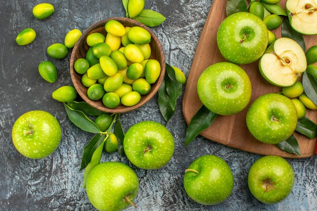 Top vue rapprochée pommes agrumes Conseil du couteau appétissant pommes vertes