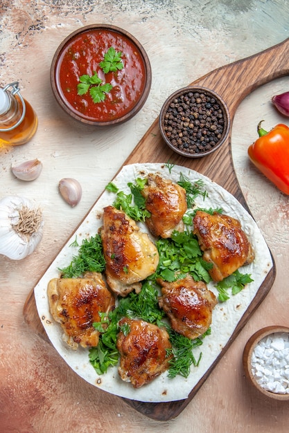 Photo gratuite top vue rapprochée poulet sauce au poivre noir huile d'oignon ail poulet aux herbes sur lavash