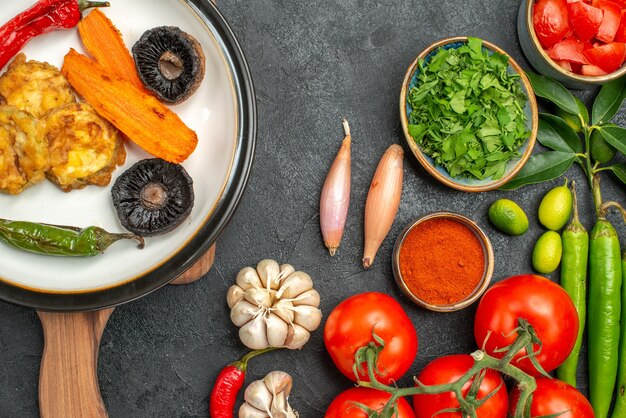 Top vue rapprochée de tomates le plat appétissant sur le plateau légumes colorés épices herbes