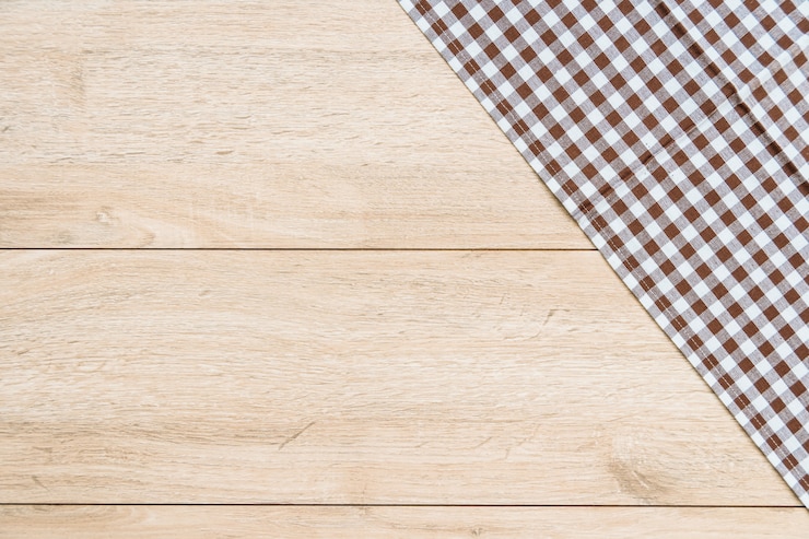 Photo gratuit torchon de cuisine sur la table en bois