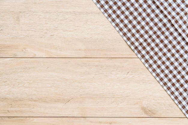 Torchon de cuisine sur la table en bois