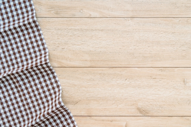 Photo gratuit torchon de cuisine sur la table en bois