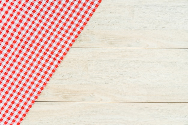 Torchon de cuisine sur la table en bois