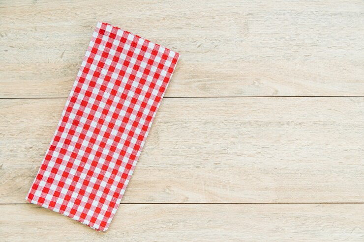 Photo gratuit torchon de cuisine sur la table en bois