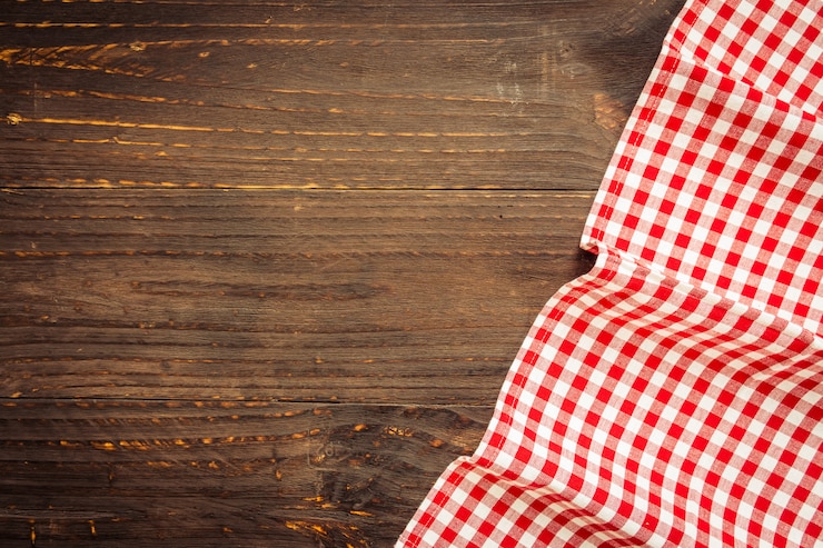 Photo gratuit torchon de cuisine sur la table en bois