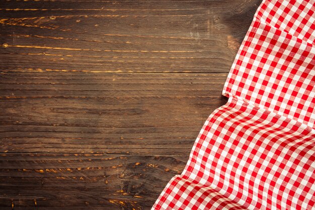 Torchon de cuisine sur la table en bois