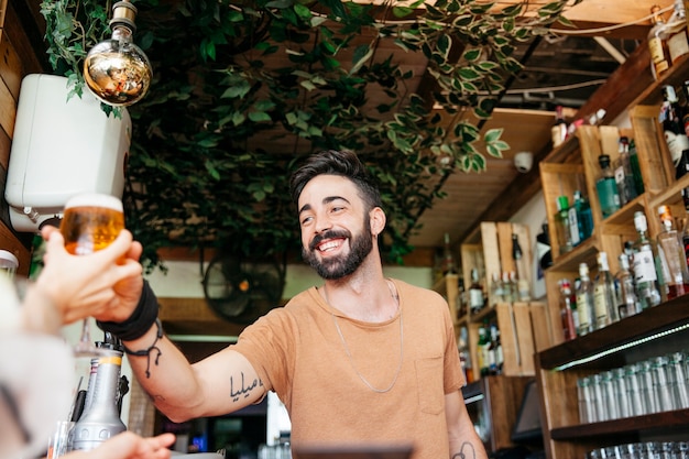 Photo gratuite tordre d'homme avec un ami dans le bar