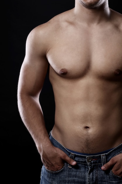 Photo gratuite torse musclé de jeune homme