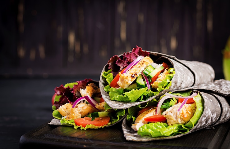 Photo gratuit tortilla avec encre de seiche au poulet et légumes