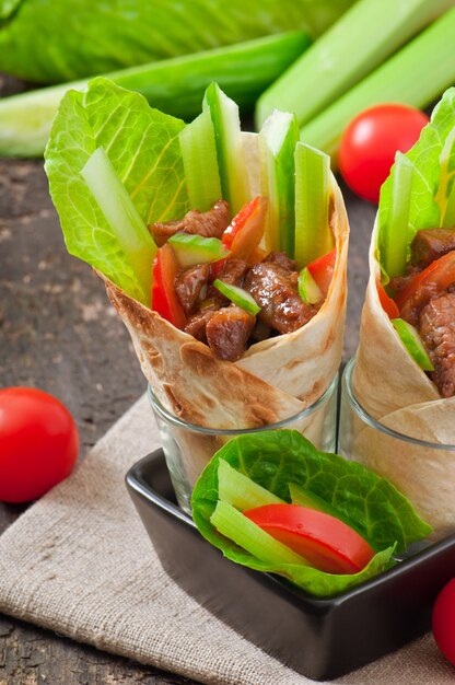 Tortilla enrobée de viande et de légumes frais