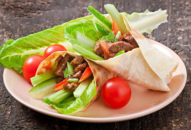 Tortilla enrobée de viande et de légumes frais