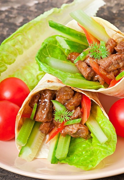 Tortilla enrobée de viande et de légumes frais