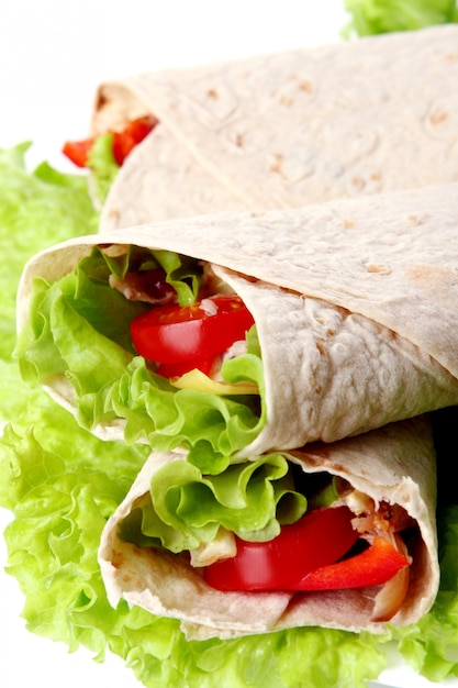 Une tortilla fraîche avec des légumes et de la souce