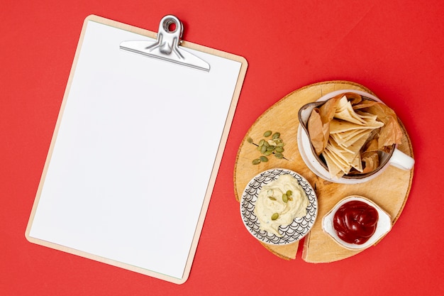 Tortilla maison avec trempettes à côté du presse-papier