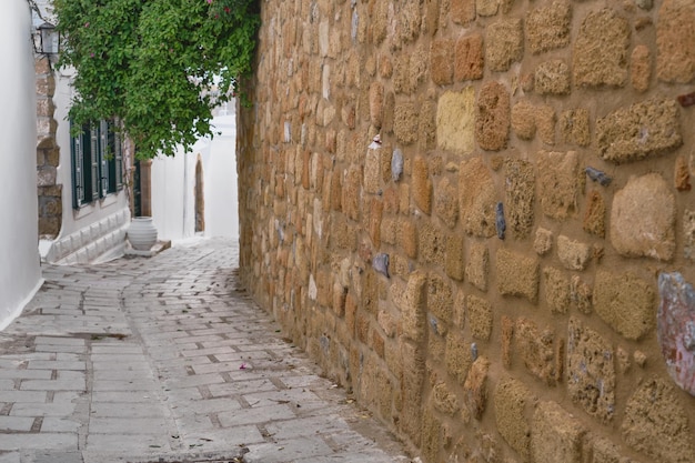 Tôt le matin, rue calme à la périphérie de la ville de Lindos Île de Rhodes Îles grecques de l'archipel du Dodécanèse Europe Loisirs et voyages autour des îles destination touristique populaire