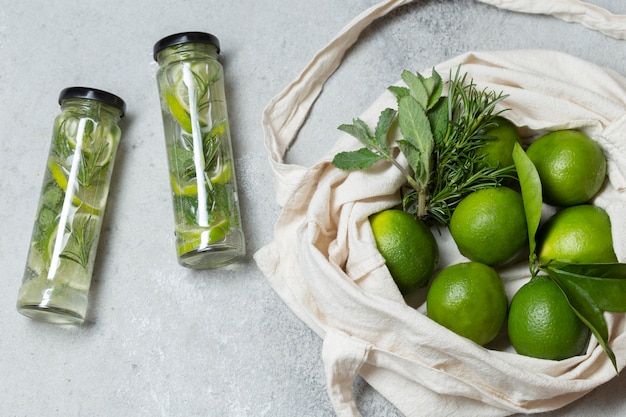 Tote bag vue de dessus avec limes et eau infusée