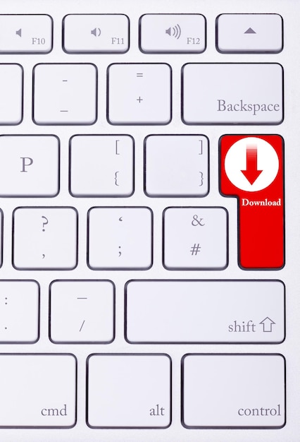 Touche sur le clavier avec signe de téléchargement et mot dessus écrit sur la touche rouge. Action illégale. Torrent et p2p