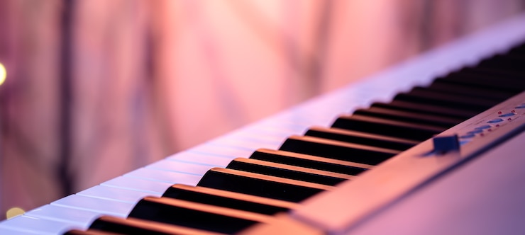 Photo gratuit touches de musique sous un éclairage coloré sur un arrière-plan flou.