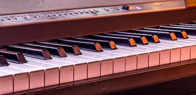 Touches de piano sur un beau fond coloré se bouchent.
