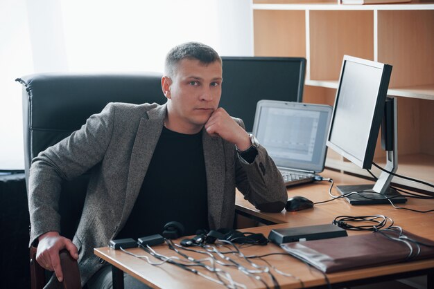 Toujours heureux de vous voir. Bienvenue. L'examinateur polygraphique travaille dans le bureau avec l'équipement de son détecteur de mensonge