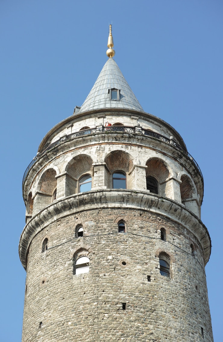 Photo gratuit tour avec un ciel bleu derrière