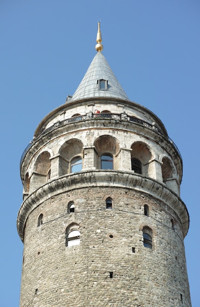 Tour avec un ciel bleu derrière