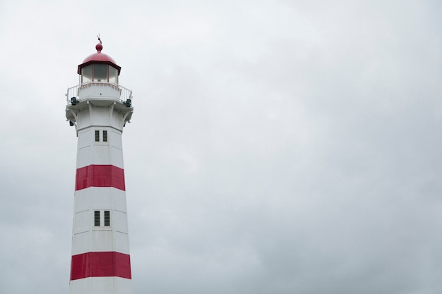 Photo gratuite tour colorée du phare dans un ciel couvert