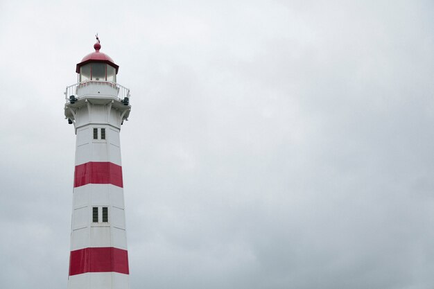 Tour colorée du phare dans un ciel couvert