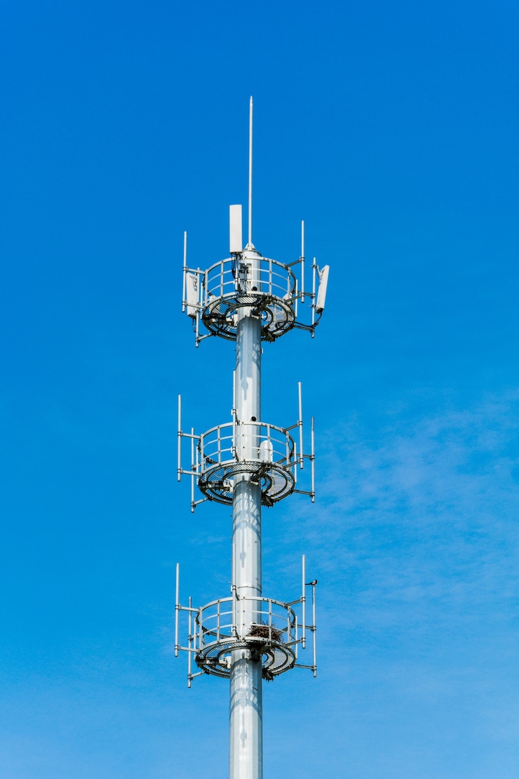 Photo gratuit tour de communication avec un beau ciel bleu