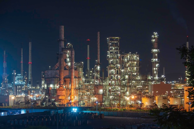 Tour de distillation huile… raffinerie… et… usine de pétrochimie industrie pétrolière… et… gaz… industrie.