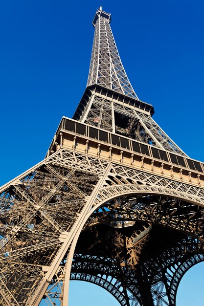 La tour Eiffel avec un ciel bleu à Paris