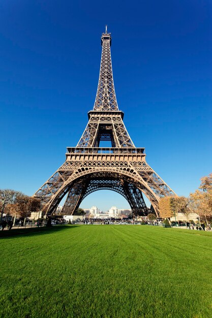 Tour Eiffel à Paris avec des couleurs magnifiques en automne