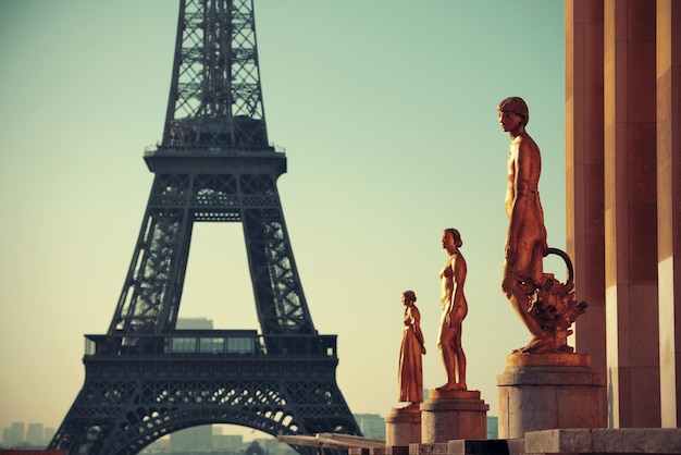 Photo gratuite tour eiffel avec la statue comme point de repère célèbre de la ville de paris