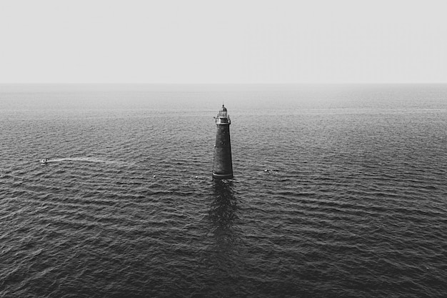 Une tour lumineuse au milieu de la mer