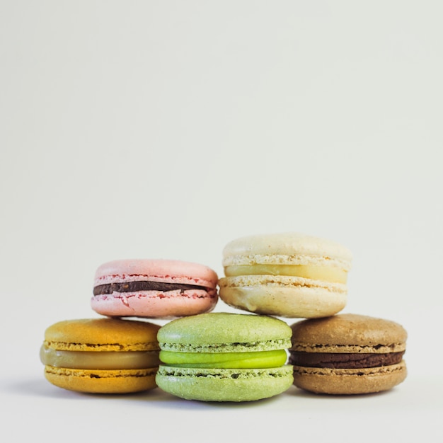 Photo gratuite tour macaron couleur pastel