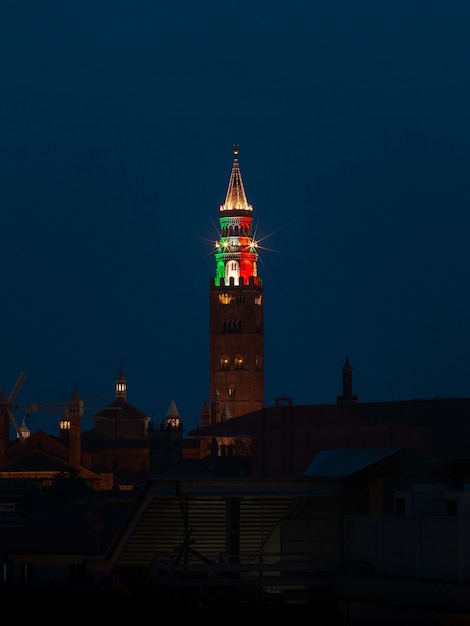 Tour marron et rouge pendant la nuit