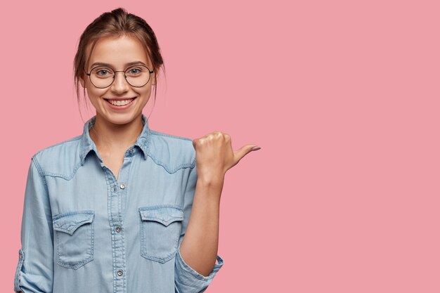 Tour de taille d'une femme assez souriante a une expression joyeuse