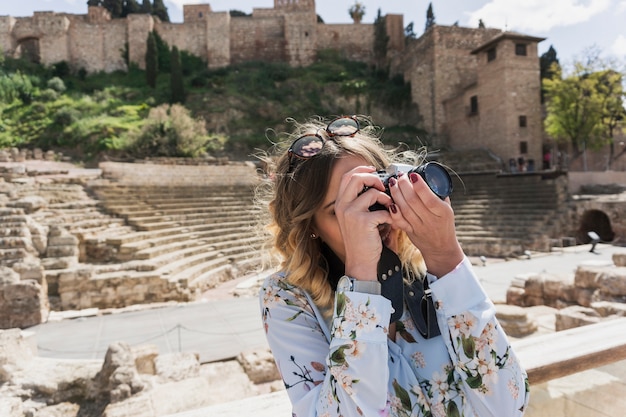 Photo gratuite tourisme avec caméra