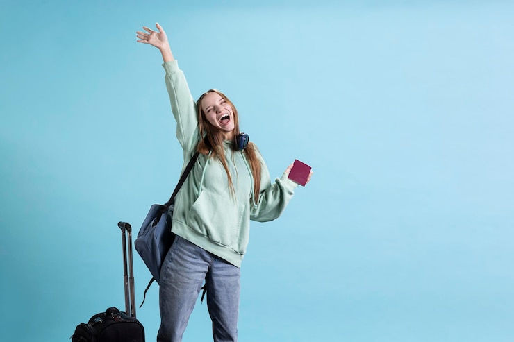 Photo gratuit touriste enjoué de voyager, heureux de visiter des attractions