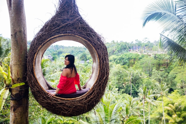 Jeune touriste femme se balan ant au dessus de la for t 