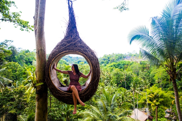 Une Touriste Est Assise Sur Un Nid  De Gros Oiseau Sur Un 