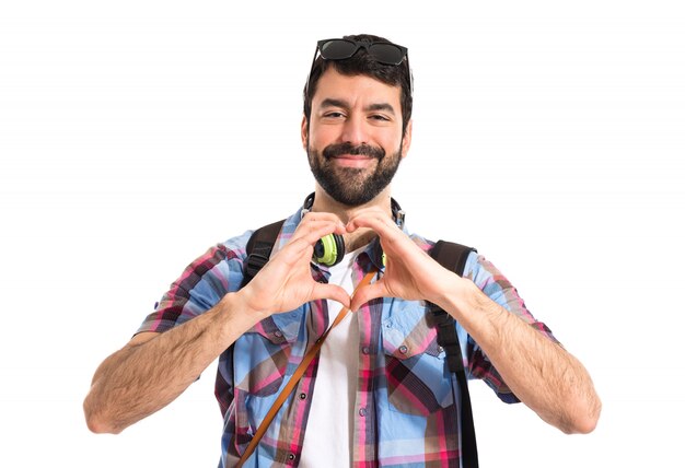 Touriste faisant un coeur avec ses mains