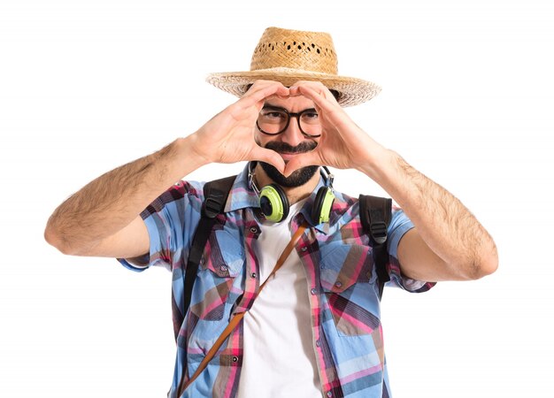 Touriste faisant un coeur avec ses mains