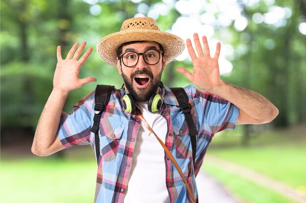 Touriste faisant un geste de surprise