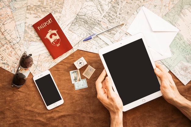 Touriste avec des gadgets à table