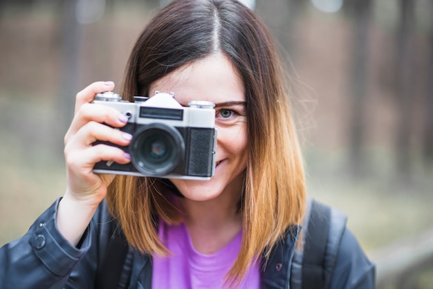 Touriste gai avec appareil photo vintage