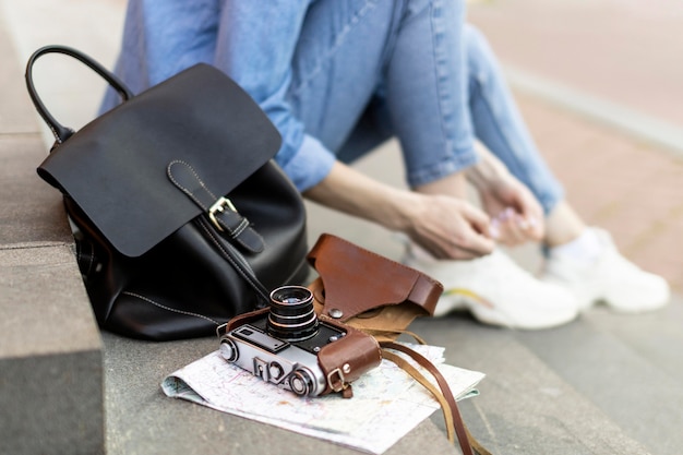 Photo gratuite touriste en gros plan avec sac à dos et appareil photo